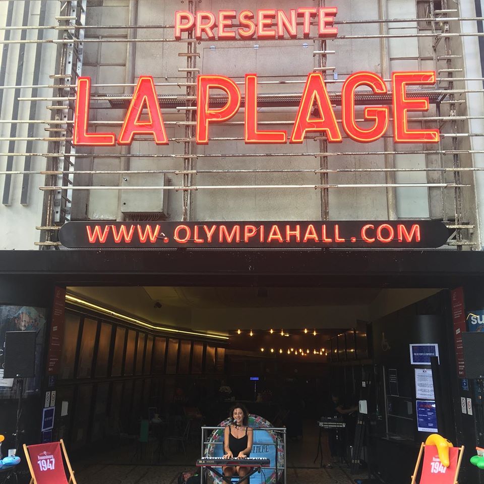 L'artiste Malo Dormoy en plein concert à l'entrée de L'Olympia, dans le cadre de La Plage. (Malo Dormoy) L'artiste Malo Dormoy en plein concert à l'entrée de L'Olympia, dans le cadre de La Plage.