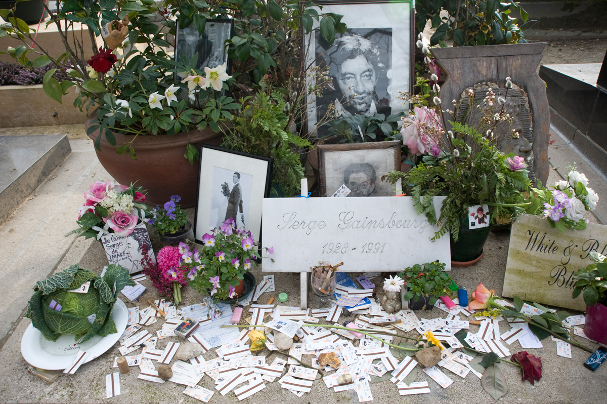 Tombe de Serge Gainsbourg, située au cimetière Montparnasse (14e arrondissement) Cimetière Montparnasse, tombe de Serge Gainsbourg
