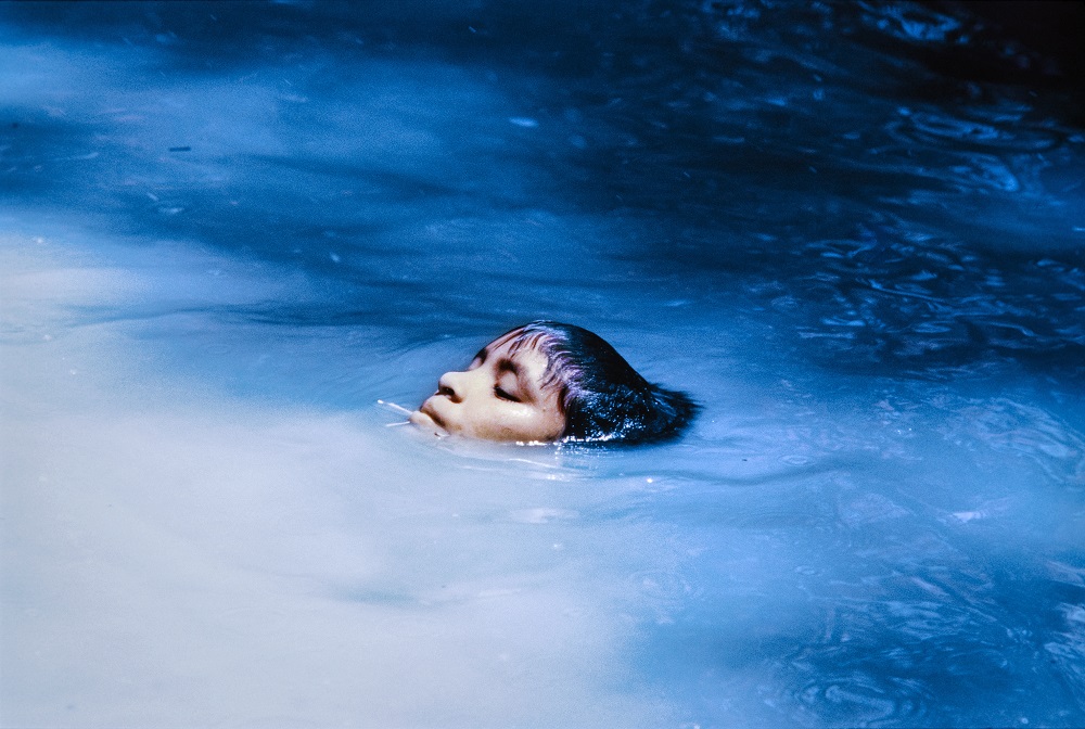 Susi Korihana thëri au bain, pellicule infrarouge, Catrimani, Roraima, 1972-1974 (Claudia Andujar) Susi Korihana thëri au bain, pellicule infrarouge, Catrimani, Roraima, 1972-1974