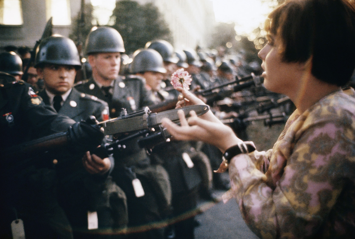 La jeune fille a la fleur - Washington 1967 (© Fonds Marc Riboud au MNAAG) La jeune fille a la fleur - Washington 1967