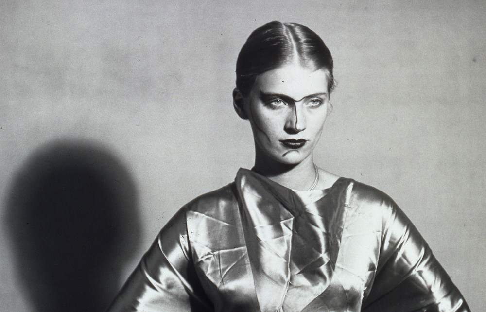 Lee Miller, le visage peint 1930 circa - 1980 épreuve gélatino argentique, tirage tardif 30,9 x 22,1 cm (© collection particulière, courtesy Fondazione Marconi © Man Ray 2015 Trust / Adagp, Paris 2020) Lee Miller, le visage peint 1930 circa - 1980 épreuve gélatino argentique, tirage tardif 30,9 x 22,1 cm