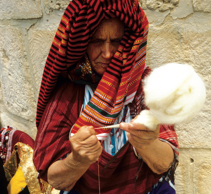 Ridha Zili, La Fileuse 1970. Photo originale numérisée par Karim Zili. Tirage sur papier. Donation Claude & France Lemand 2018. (© Succession Ridha Zili. Musée, IMA. DR) Ridha Zili, La Fileuse 1970. Photo originale numérisée par Karim Zili. Tirage sur papier. Donation Claude & France Lemand 2018.