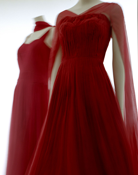 Robe du soir, printemps-été 1955 - Robe du soir, automne-hiver 1970-1971 (© Julien T. Hamon) Robe du soir, printemps-été 1955 - Robe du soir, automne-hiver 1970-1971