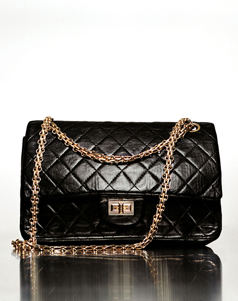 Sac 2.55, entre 1955 et 1971 Agneau teint en noir matelassé, métal doré, fermoir à tourniquet The 2.55 Flap Bag, between 1955 and 1971 Quilted black-dyed sheepskin, gold-plated metal, twist clasp Paris, Patrimoine de CHANEL (© Julien T. Hamon) Sac 2.55, entre 1955 et 1971 Agneau teint en noir matelassé, métal doré, fermoir à tourniquet The 2.55 Flap Bag, between 1955 and 1971 Quilted black-dyed sheepskin, gold-plated metal, twist clasp Paris, Patrimoine de CHANEL