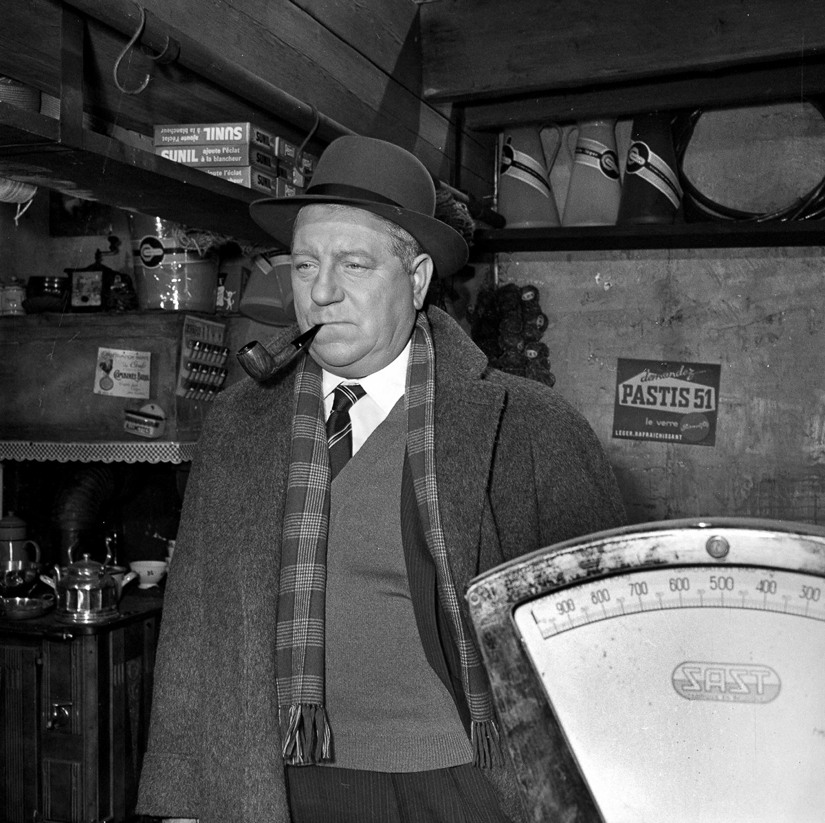 "Maigret et l'Affaire Saint-Fiacre", film de Jean Delannoy, d'après le roman de Georges Simenon. Jean Gabin. 1958. (© Alain Adler / Roger-Viollet) "Maigret et l'Affaire Saint-Fiacre", film de Jean Delannoy, d'après le roman de Georges Simenon. Jean Gabin. 1958.