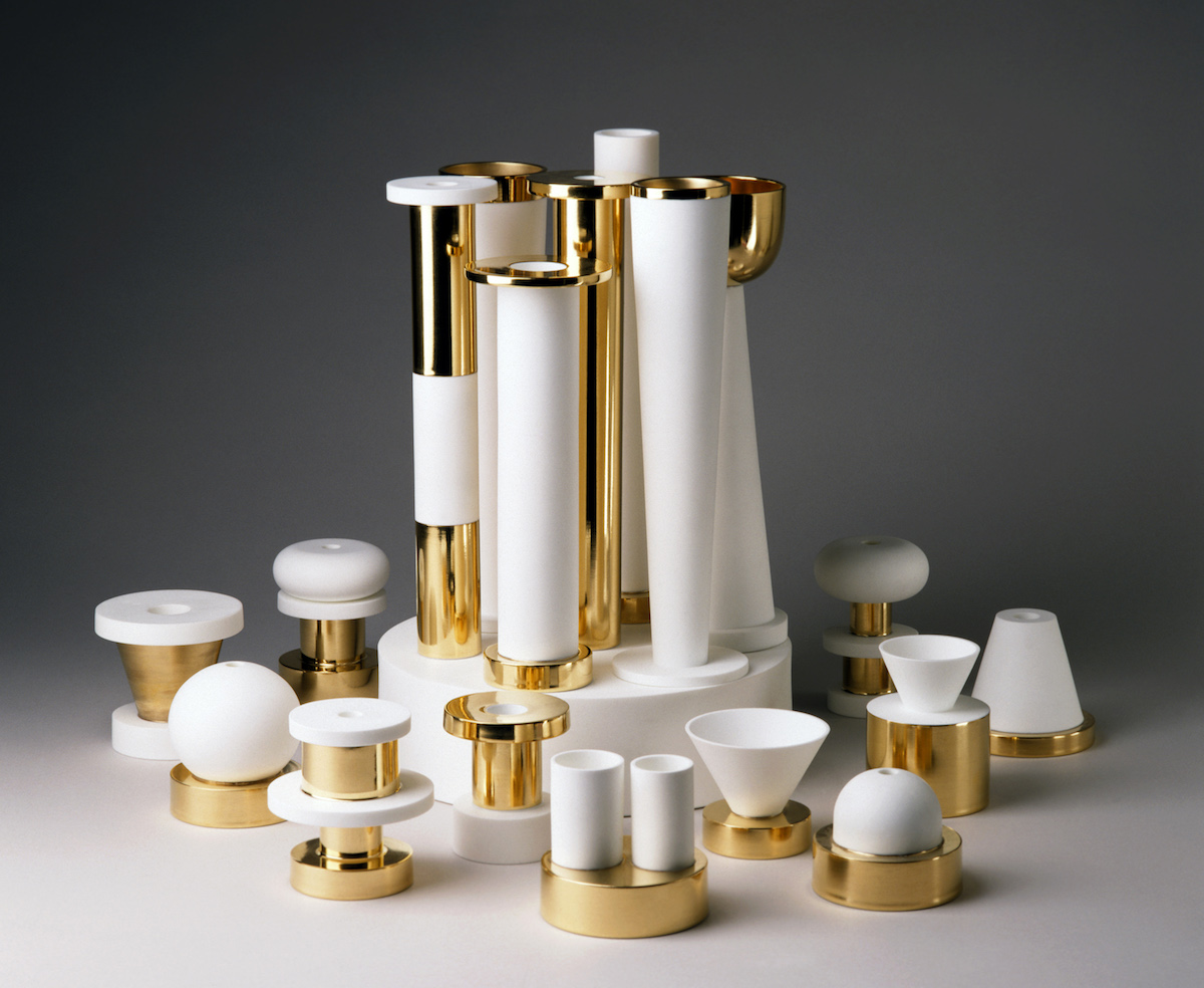 Ettore Sottsass, Surtout blanc, 1994-1995, biscuit de porcelaine tendre et or (© Gérard Jonca - Sèvres - Manufacture et Musée nationaux) Ettore Sottsass, Surtout blanc, 1994-1995, biscuit de porcelaine tendre et or