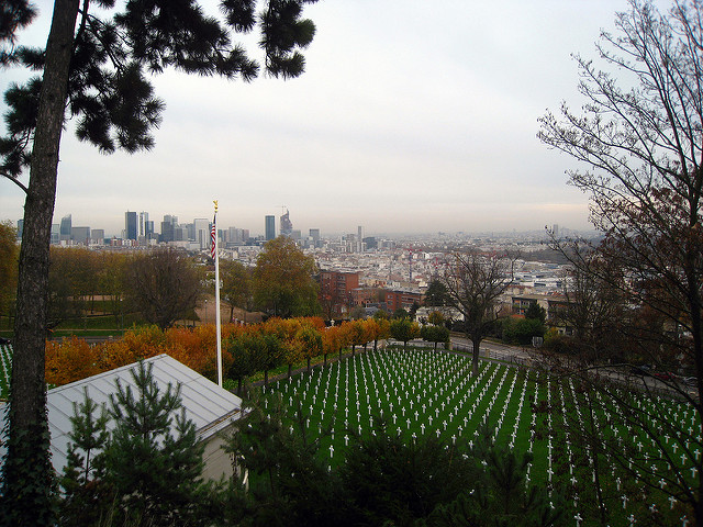 Le Mont Valérien et son cimetière américain (© Groume (Creative commons – Flickr)) Le Mont Valérien et son cimetière américain