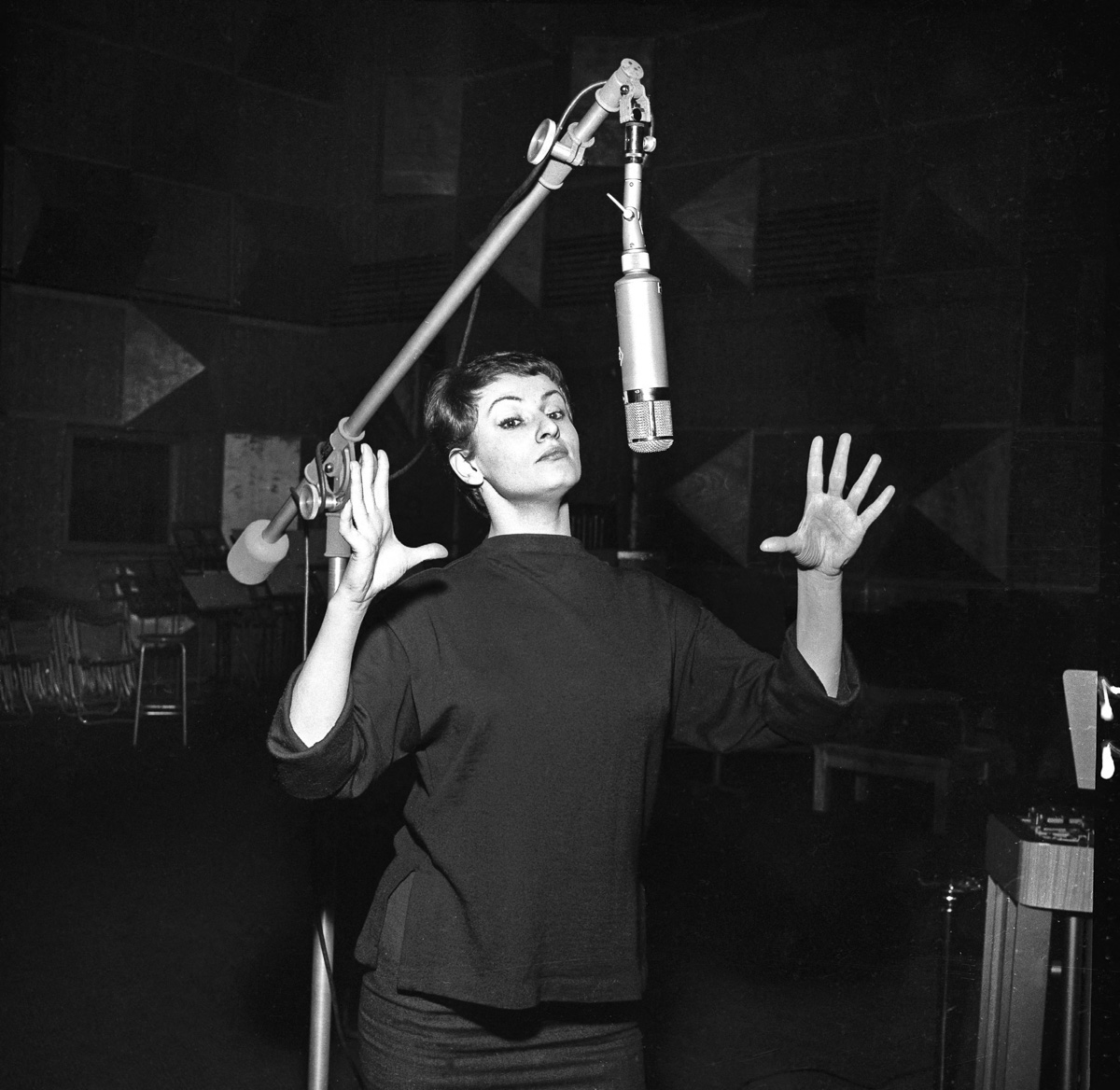Barbara (1930-1997), auteur-compositeur et chanteuse française. (© Claude Poirier / Roger-Viollet) Barbara (1930-1997), auteur-compositeur et chanteuse française.