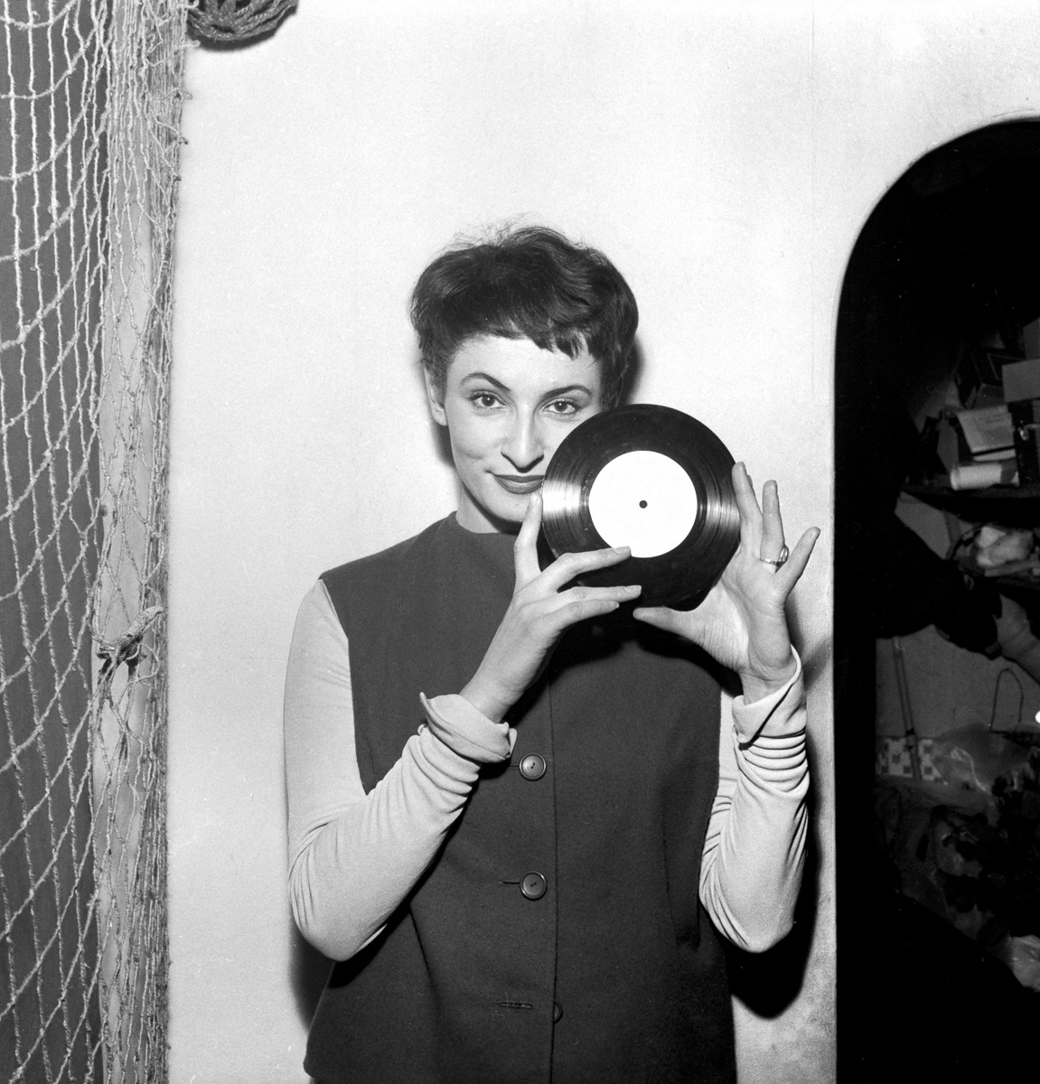 Barbara, chanteuse française, à l'Ecluse. Paris, 1958. (© Claude Poirier / Roger-Viollet) Barbara, chanteuse française, à l'Ecluse. Paris, 1958.