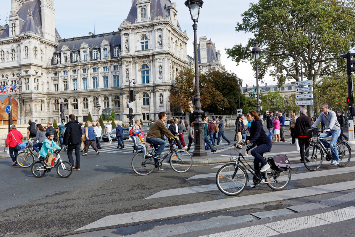 La journée sans voiture permet aux piétons et vélos de circuler librement. (Henri Garat / Ville de Paris) La journée sans voiture permet aux piétons et vélos de circuler librement.
