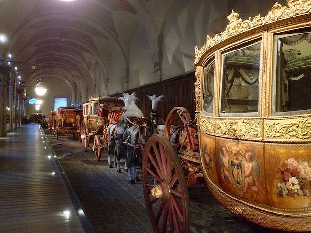 La Galerie des carrosses dans les Grandes écuries à Versailles (© Akarikurosaki (Wikimedia commons)) La Galerie des carrosses dans les Grandes écuries à Versailles