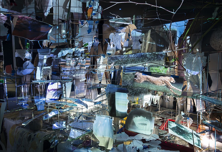 Sarah Sze, Images in Debris, 2018 Matériaux mixtes, miroirs, bois, acier inoxydable, impressions pigmentaires, vidéoprojecteurs, lampes, bureaux, tabourets, échelles, pierre, acrylique. Dimensions variables. (© Sarah Sze © Photo Sarah Sze Studio) Sarah Sze, Images in Debris, 2018 Matériaux mixtes, miroirs, bois, acier inoxydable, impressions pigmentaires, vidéoprojecteurs, lampes, bureaux, tabourets, échelles, pierre, acrylique. Dimensions variables.