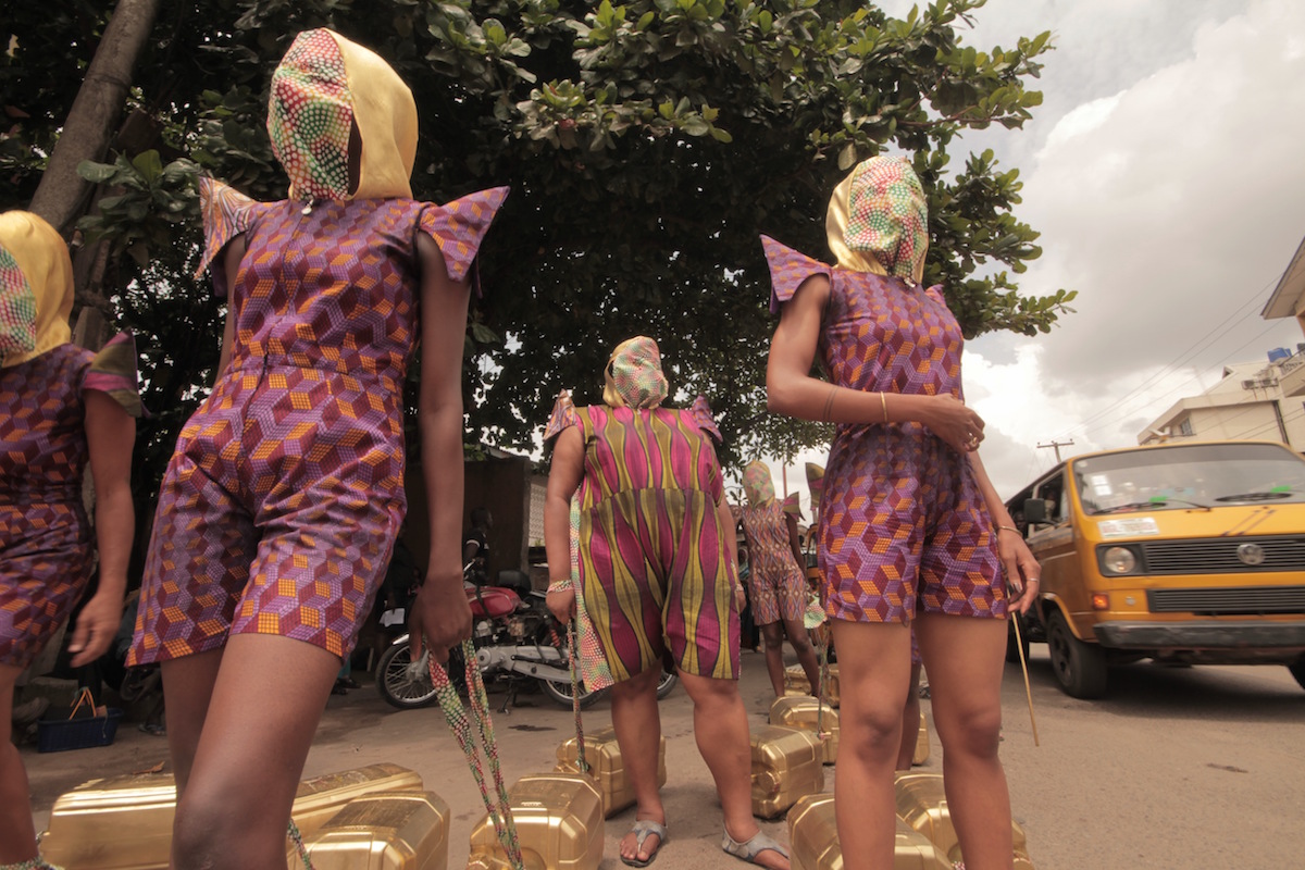 Wura-Natasha Ogunji Will I still carry water when I am a dead woman ?, 2013 Vidéo, 11 min 57 sec (© Wura-Natasha OGUNJI / Photo Ema Edosio) Wura-Natasha Ogunji Will I still carry water when I am a dead woman ?, 2013 Vidéo, 11 min 57 sec