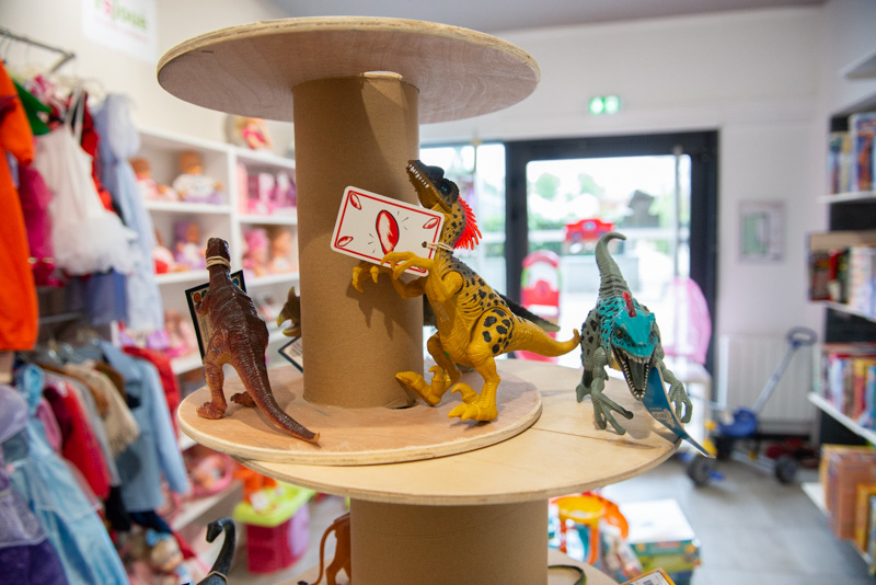 Choix de cadeaux à la boutique Rejoué (Francois Grunberg/Maire de Paris) Choix de cadeaux à la boutique Rejoué