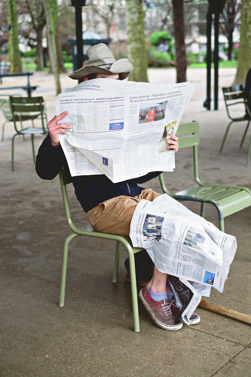 Paulien Oltheten, Reading the news, Paris 2016 (Courtesy Galerie Les filles du calvaire) Paulien Oltheten, Reading the news, Paris 2016
