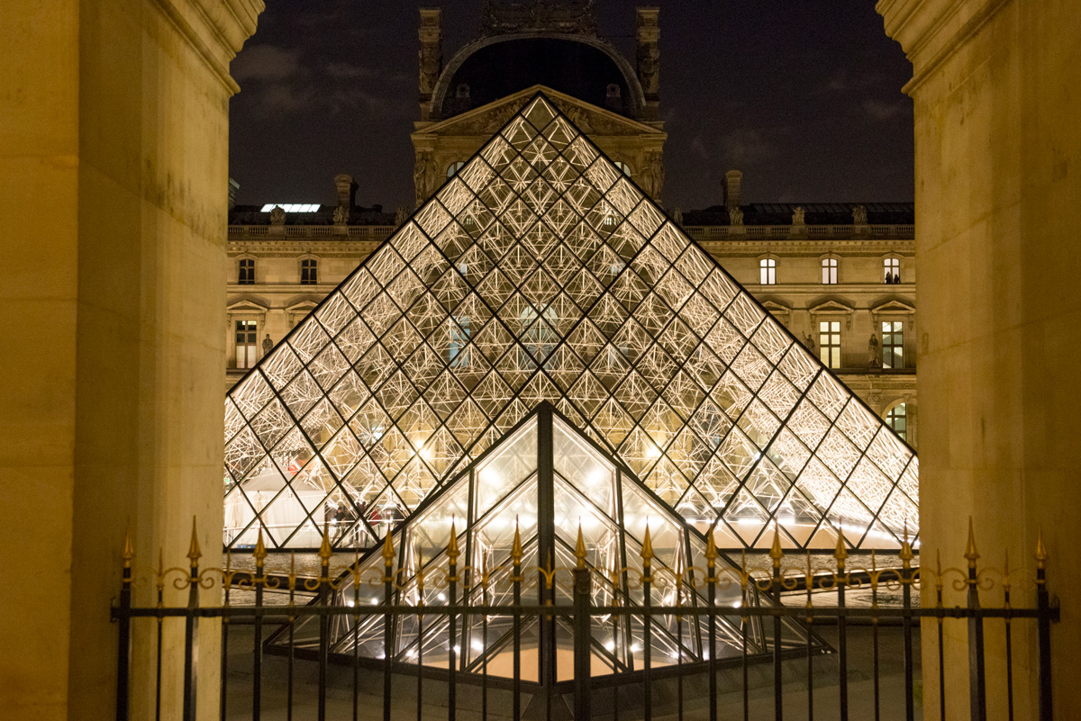 La Pyramide du Louvre la nuit (François Grunberg / Ville de Paris. Architecte :Ieoh Ming Pei) La Pyramide du Louvre la nuit