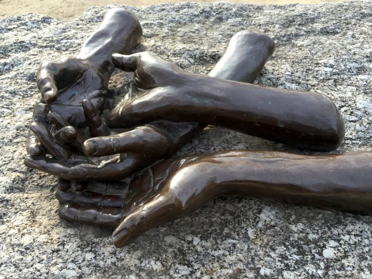 LOUISE BOURGEOIS, THE WELCOMING HANDS, BRONZE, 1996 (© THE EASTON FOUNDATION / ADAGP, PARIS 2016) LOUISE BOURGEOIS, THE WELCOMING HANDS, BRONZE, 1996