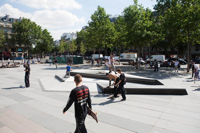 Área de deportes de nieve de la Place de la République (© Jean-Baptiste Gurliat / Ville de Paris) Área de deslizamiento de la Place de la République