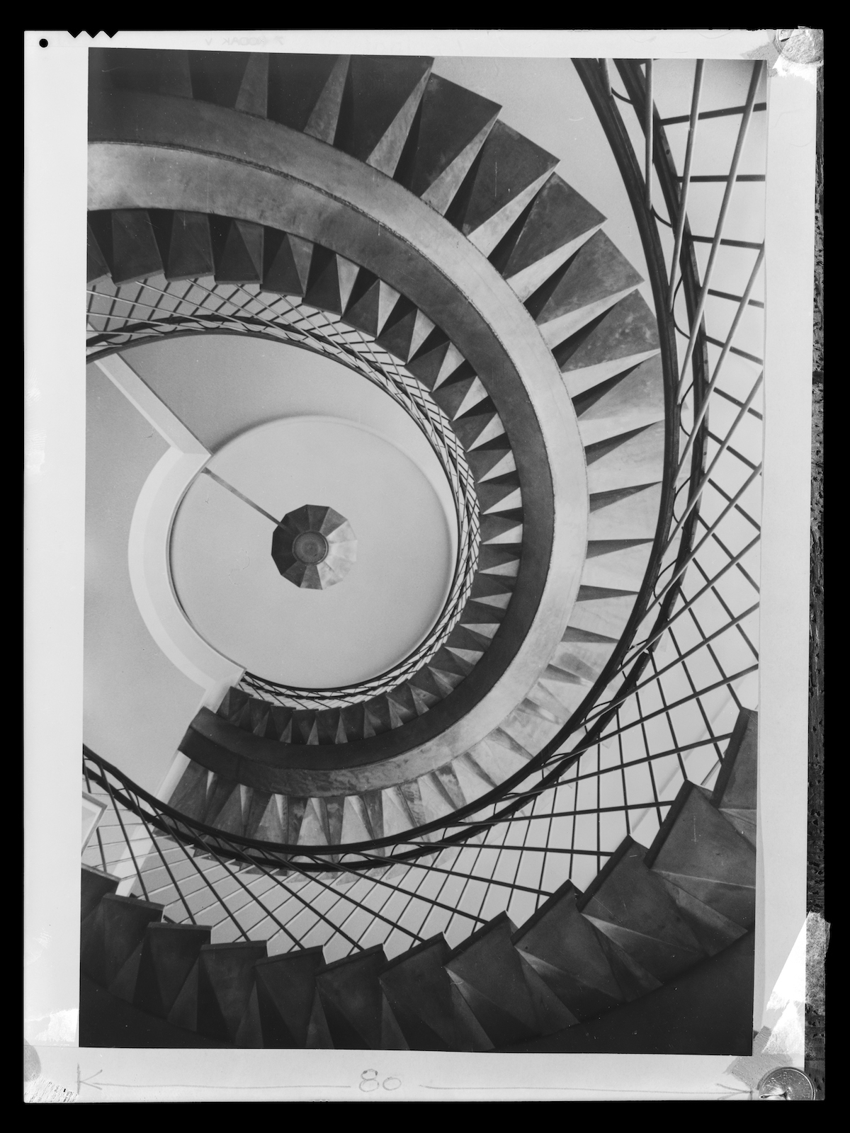 Paul Henrot, Escalier de l’IRSID (Institut de recherche de la sidérurgie) à Saint-Germain-en-Laye, 1953, Négatif souple, Don Marcelle Henrot, 1987, Paul Henrot / (© MAD Paris / Christophe Dellière) Paul Henrot, Escalier de l’IRSID (Institut de recherche de la sidérurgie) à Saint-Germain-en-Laye, 1953, Négatif souple, Don Marcelle Henrot, 1987, Paul Henrot /