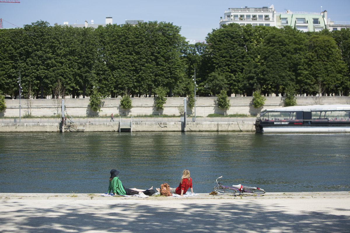 Détente sur les berges de Seine. (Joséphine Brueder / Ville de Paris) Détente sur les berges de Seine.