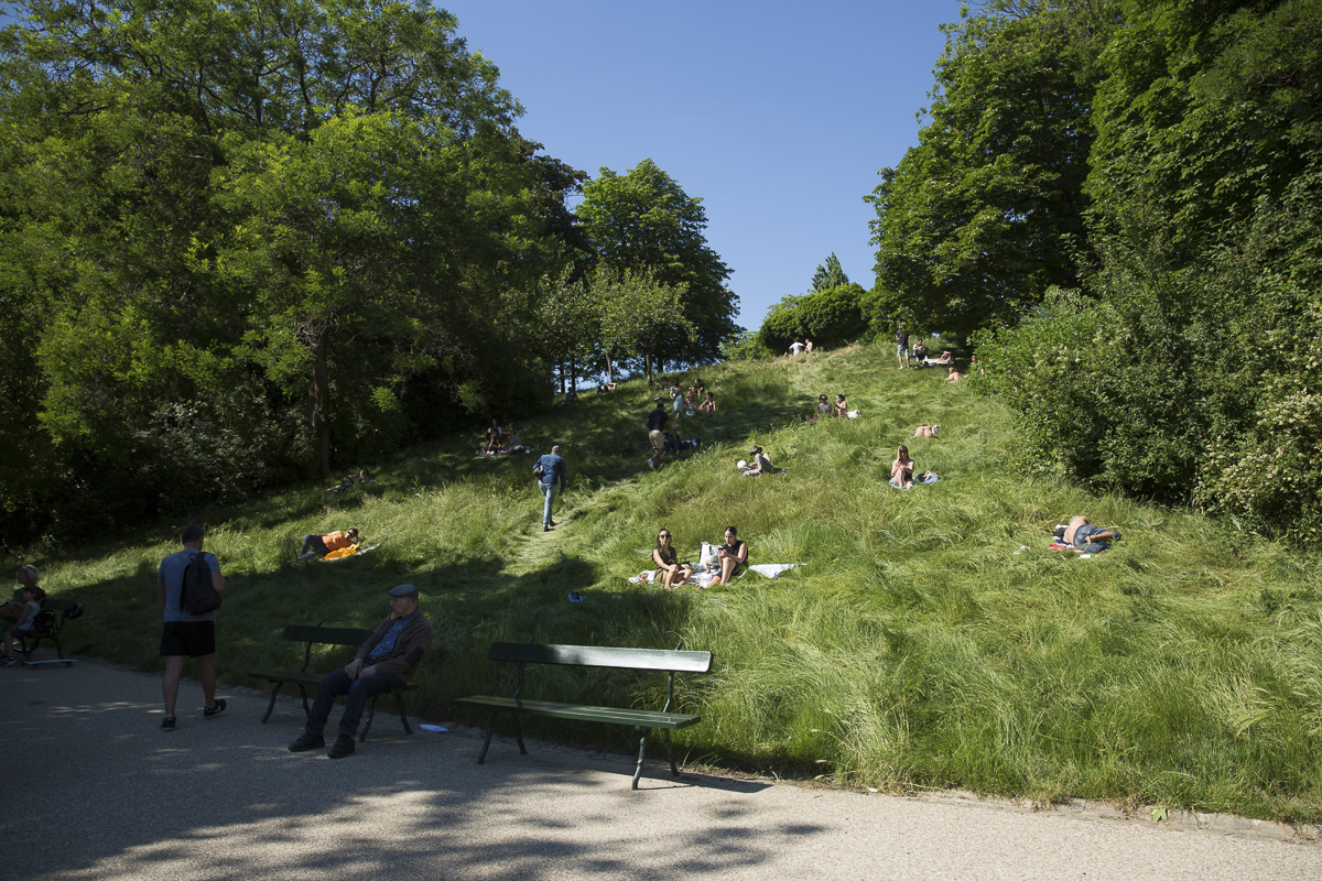 Le parc des Buttes-Chaumont (Joséphine Brueder / Ville de Paris) Le parc des Buttes-Chaumont
