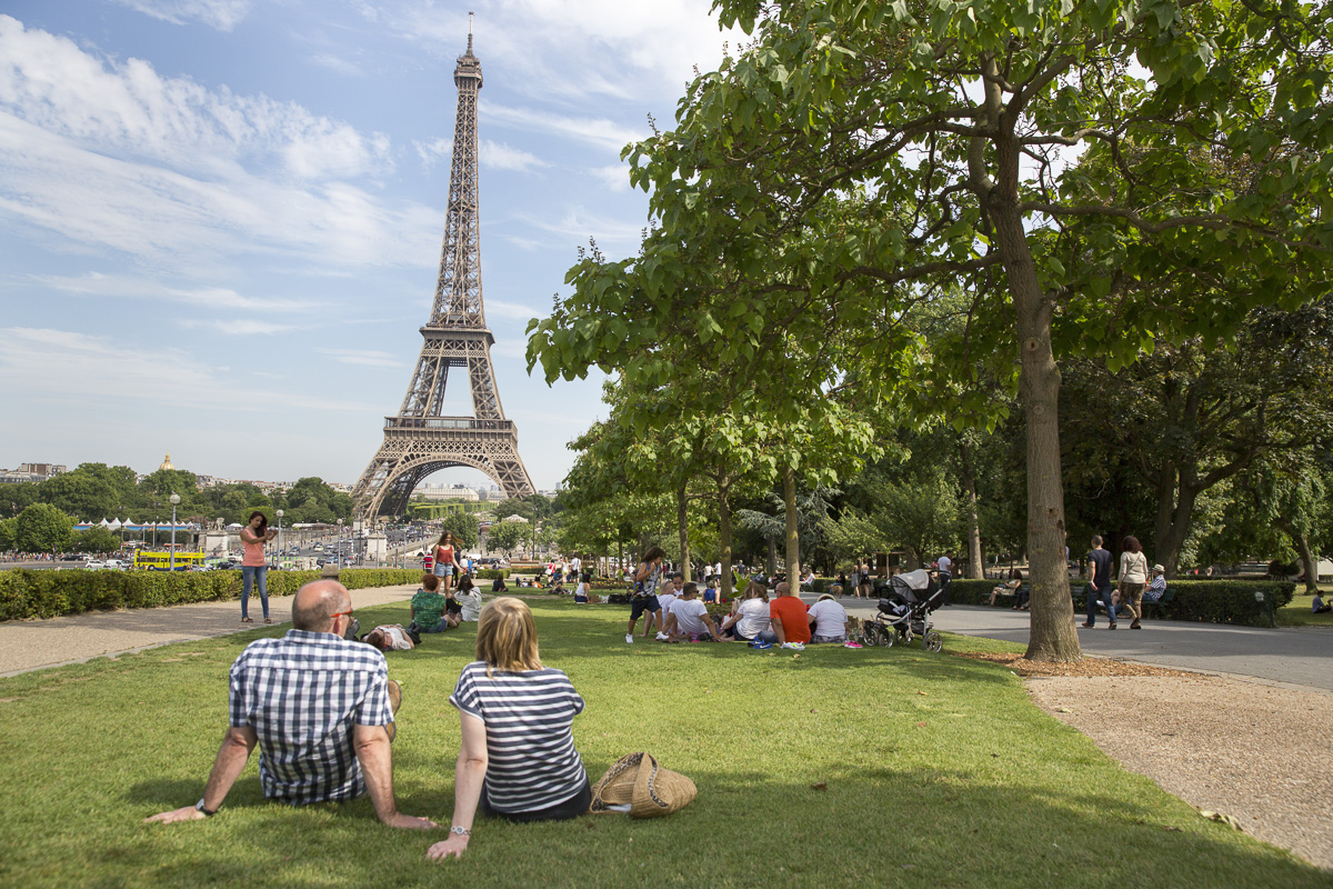 Détente dans les jardins du Trocadéro. (Sophie Robichon / Ville de Paris) Détente dans les jardins du Trocadéro.