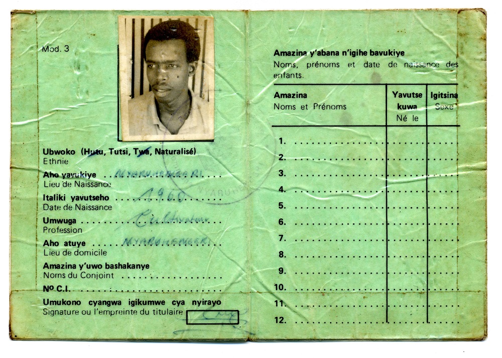 Carte d’identité portant la mention Tutsi (n° 17480)_ (© Coll. Kigali Memorial Center, Rwanda.) Carte d’identité portant la mention Tutsi (n° 17480)_