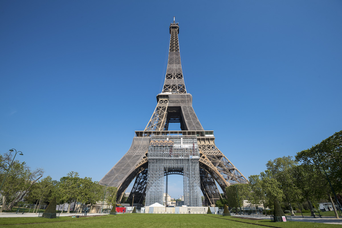 La Tour Eiffel en travaux. (Emilie Chaix / Ville de Paris) La Tour Eiffel en travaux.