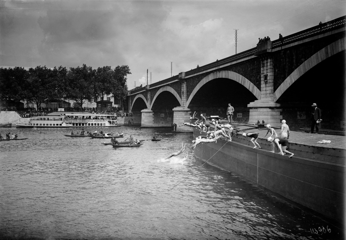 Traversée de Paris à la nage. Le départ. 19 août 1923 (Maurice-Louis Branger / Roger-Viollet) Traversée de Paris à la nage. Le départ. 19 août 1923