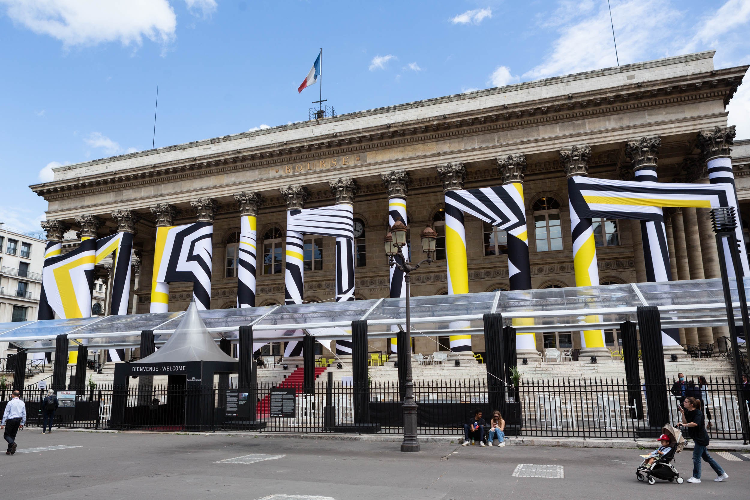 L'EPSAA Emballe le Palais Brongniart (©Sofian Boussaid / Ville de Paris) L'EPSAA Emballe le Palais Brongniart