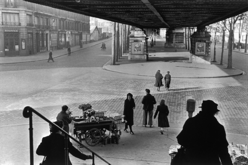 Visuel de l'exposition Henri Cartier-Bresson - Revoir Paris au musée Carnavalet - Histoire de Paris (Sous le métro aérien, boulevard de la Chapelle, 1951 Collection Fondation Henri Cartier-Bresson © Fondation Henri Cartier-Bresson/Magnum Photos) Visuel de l'exposition Henri Cartier-Bresson - Revoir Paris au musée Carnavalet - Histoire de Paris