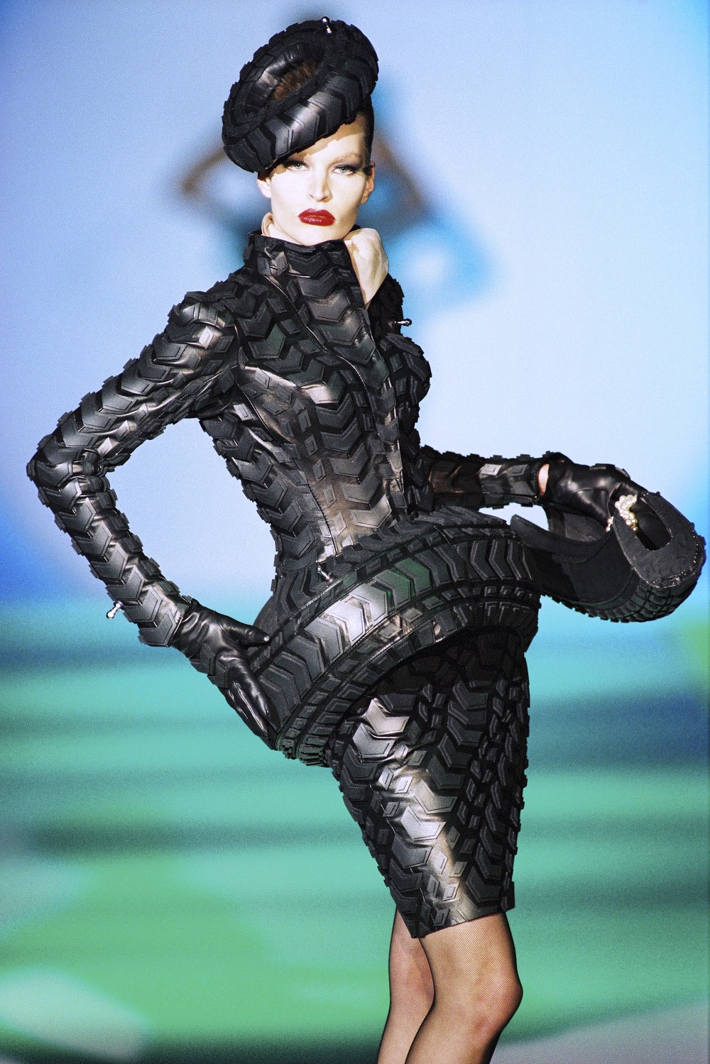 Collection « Les Insectes », haute couture printemps-été 1997 Tailleur en caoutchouc, effet « pneu ». Collaboration avec Abel Villarreal (© Patrice Stable) Collection « Les Insectes », haute couture printemps-été 1997 Tailleur en caoutchouc, effet « pneu ». Collaboration avec Abel Villarreal