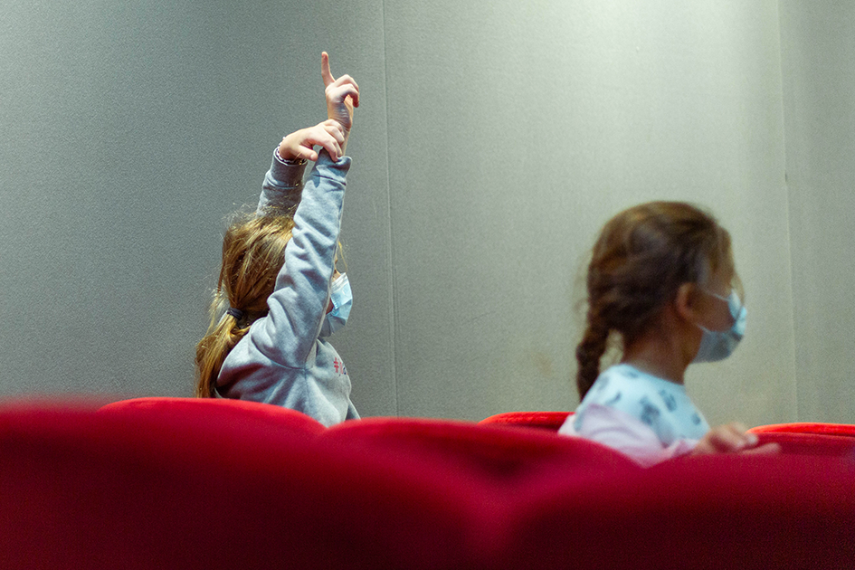 Les enfants avaient énormément de questions à poser à la réalisatrice Aïssa Maïga au sujet de son film Marcher sur l'eau (© Yohann Borel) Les enfants avaient énormément de questions à poser à la réalisatrice Aïssa Maïga au sujet de son film Marcher sur l'eau