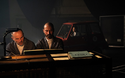 La nuit, dans une forêt obscure, une voiture sort de la route après avoir heurté une biche. Des mélodies romantiques sortent de la radio de l’épave encore fumante.