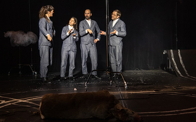 La nuit, dans une forêt obscure, une voiture sort de la route après avoir heurté une biche. Des mélodies romantiques sortent de la radio de l’épave encore fumante.
