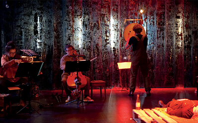 Les musiciens sont sur scène.