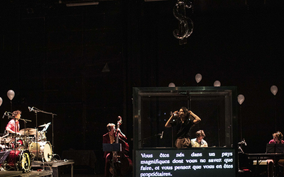 L'Orchestre de spectacle Nouveau théâtre de Montreuil est sur scène pour accompagner l'histoire d'Ayn Rand.