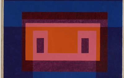 Four_Central_Warm_Colors_Surrounded