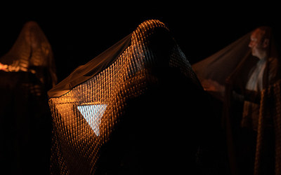 L’artiste sonore Alessandro Bosetti, entouré de cinq interprètes de haut vol, nous immerge dans la magie et le mystère de la musique vocale.