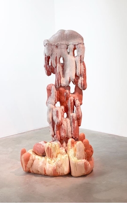 Elsa Sahal, L’Alchimiste, 2010 - 2016, sculpture, céramique émaillée et parpaings. Crédit photo : Marc Domage © Adagp, Paris, 2021