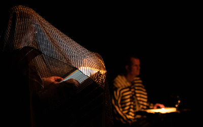 L’artiste sonore Alessandro Bosetti, entouré de cinq interprètes de haut vol, nous immerge dans la magie et le mystère de la musique vocale.