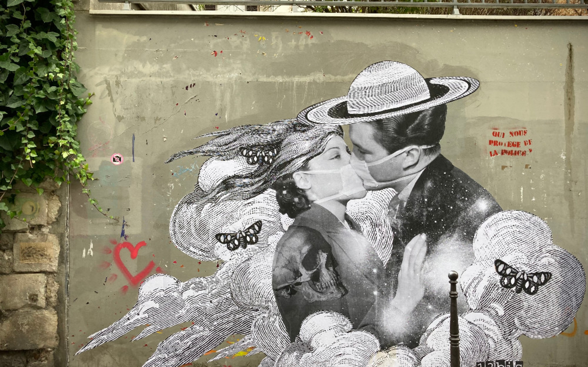 Treize Bis, Le baiser masqué, 2020, collage sauvage, rue des cascades, Paris 20e