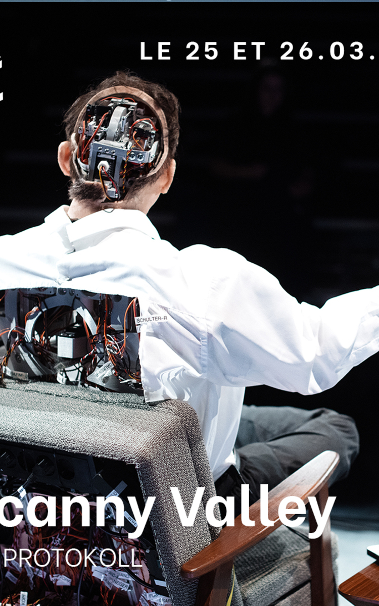 Un homme robot soit une intelligence artificielle installée sur une sorte de fauteuil connecté qui semble prendre la parole face à un auditoire.