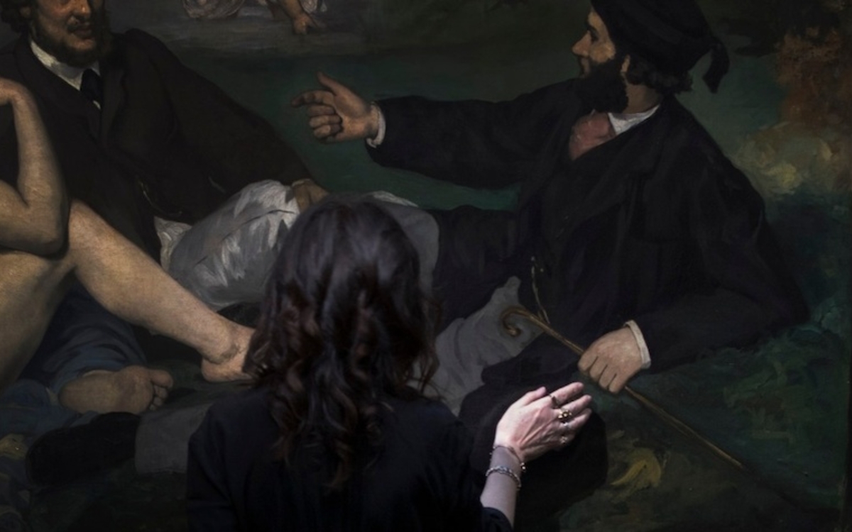 Sophie Calle devant le Déjeuner sur l’herbe