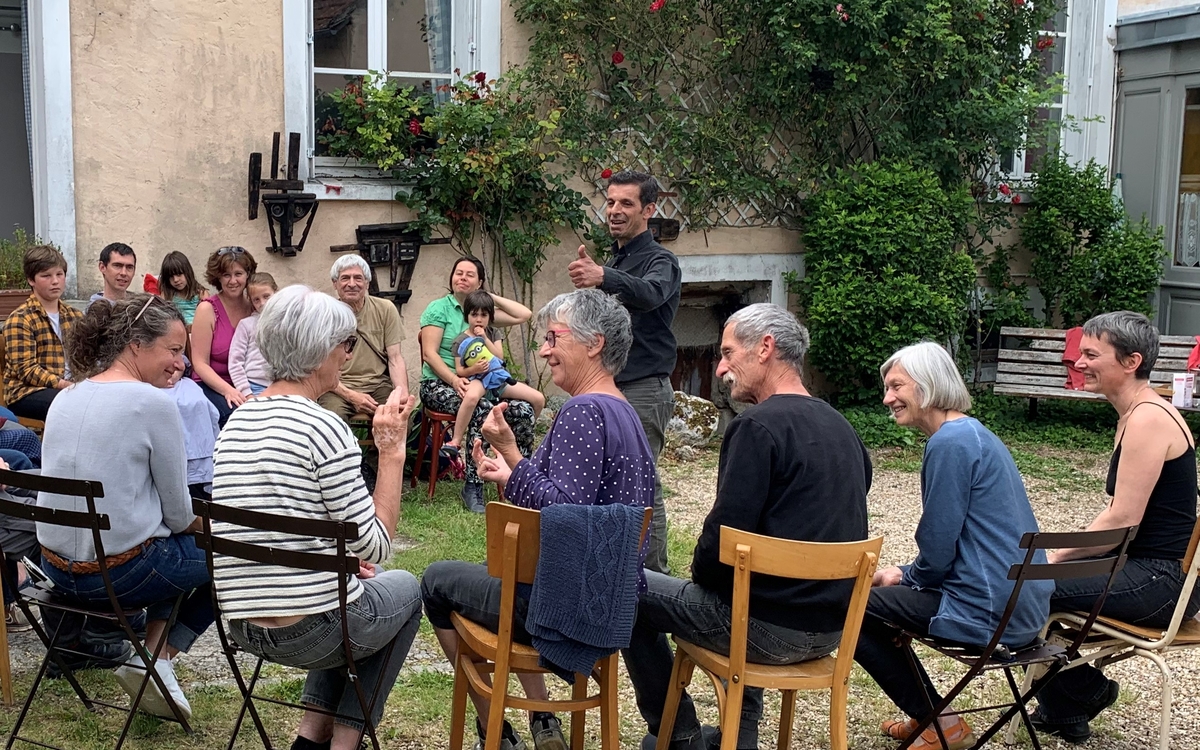 Personnes qui font un atelier de Langue des Signes Française