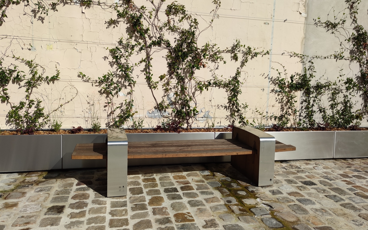 banc connecté de la galerie incognito situé dans la cour de l'Obsidienne de la Monnaie de Paris