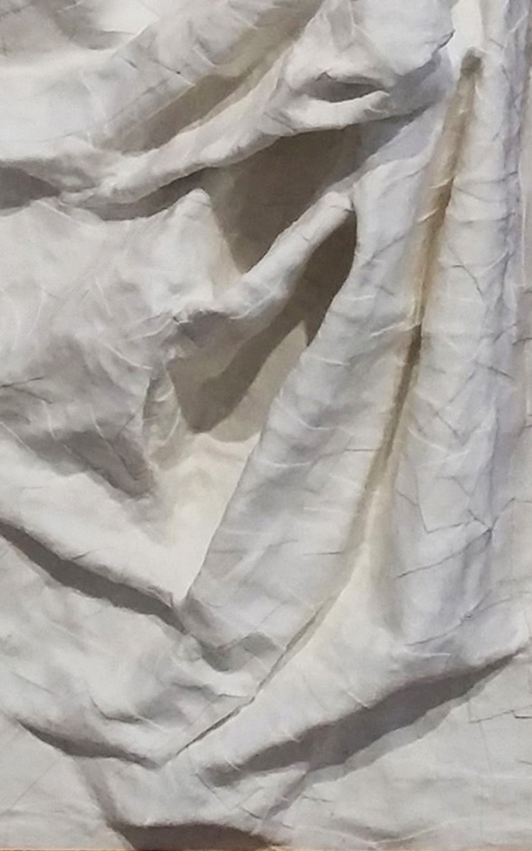 Photo de l'oeuvre de Emma Nony. Tissu froissé blanc-crème