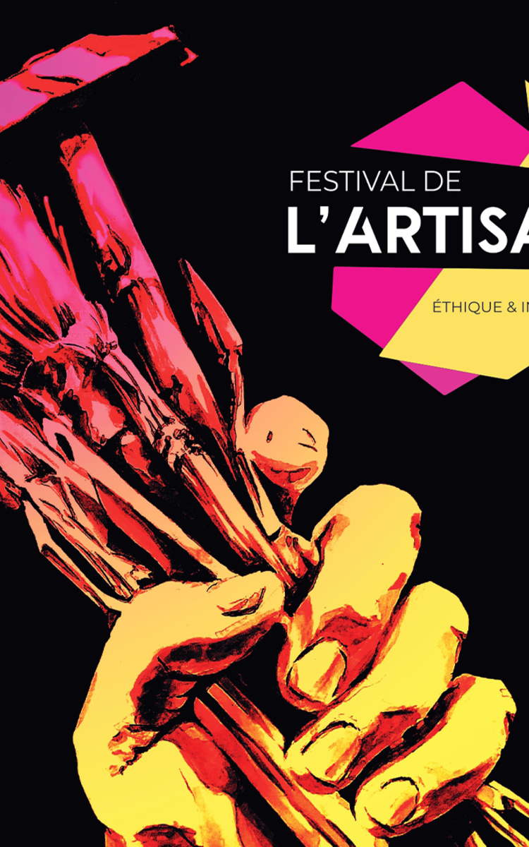 Affiche du festival de l'artisanat, dans les tons roses et jaunes. Le dessin principal montre une main qui tient des outils d'artisanat : pinceau, marteau, etc.