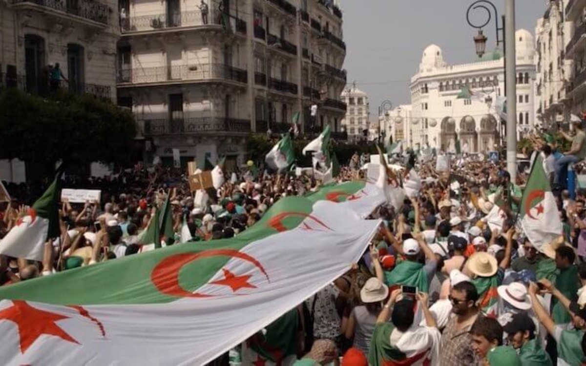 Manifestation de femmes avec le drapeau algérien