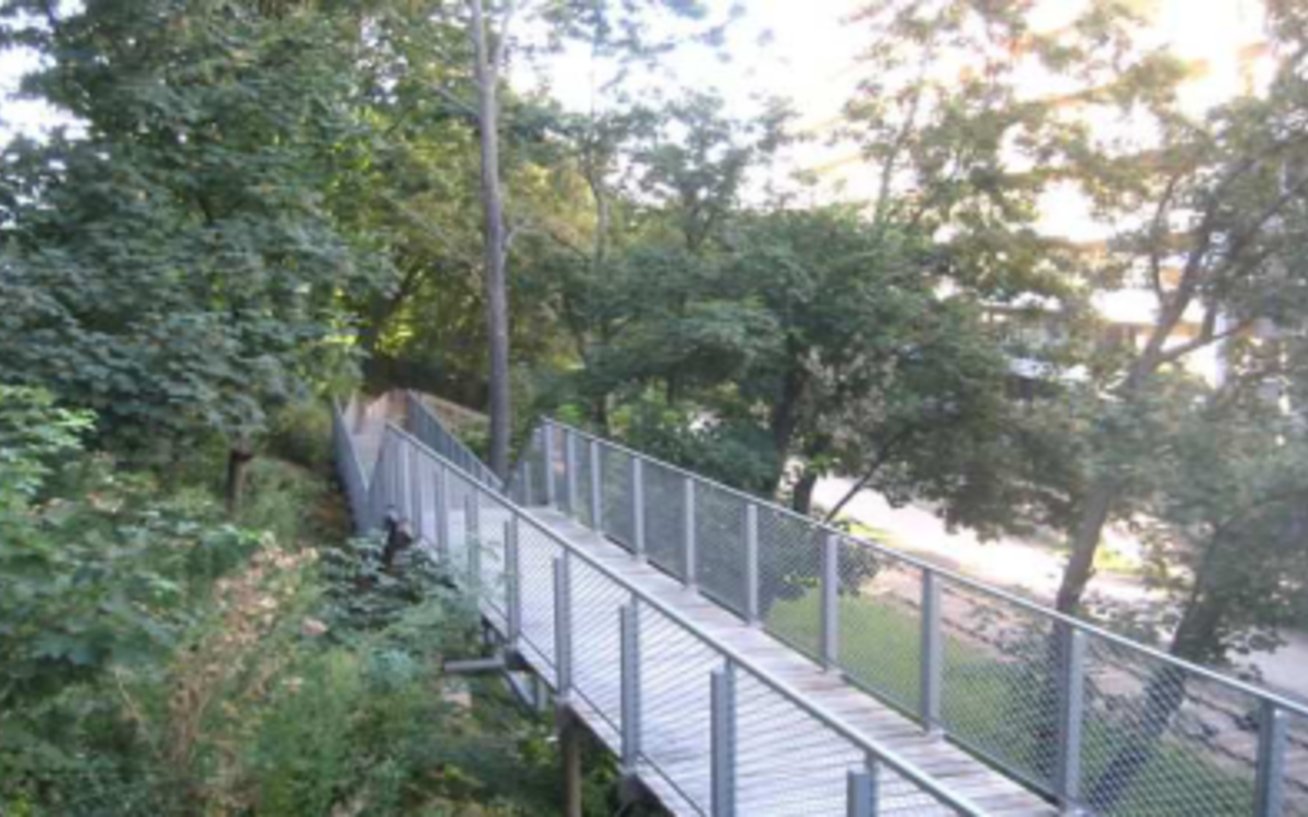 photo de la Petite Ceinture dans le 15ème arrondissement de Paris. Pont au milieu des arbres.
